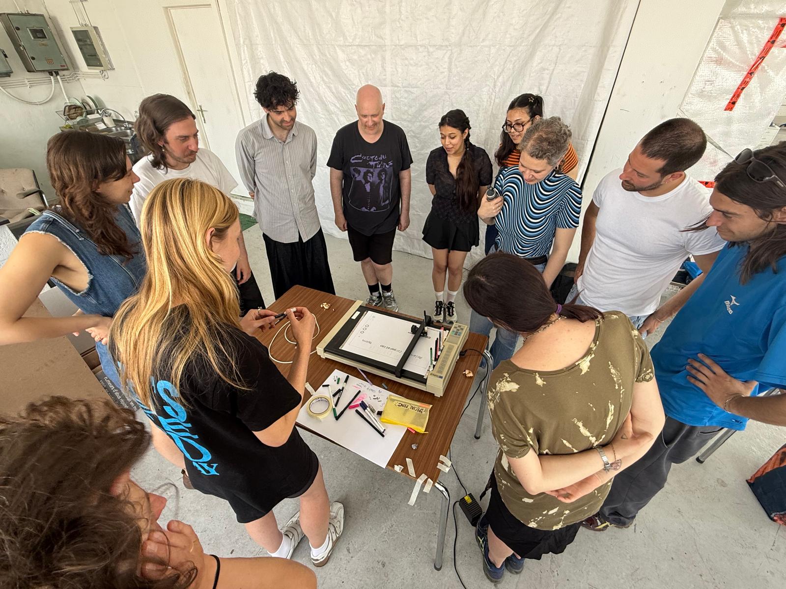 Start of the workshop: witnessing the different drawing possibilities of the Roland plotter.